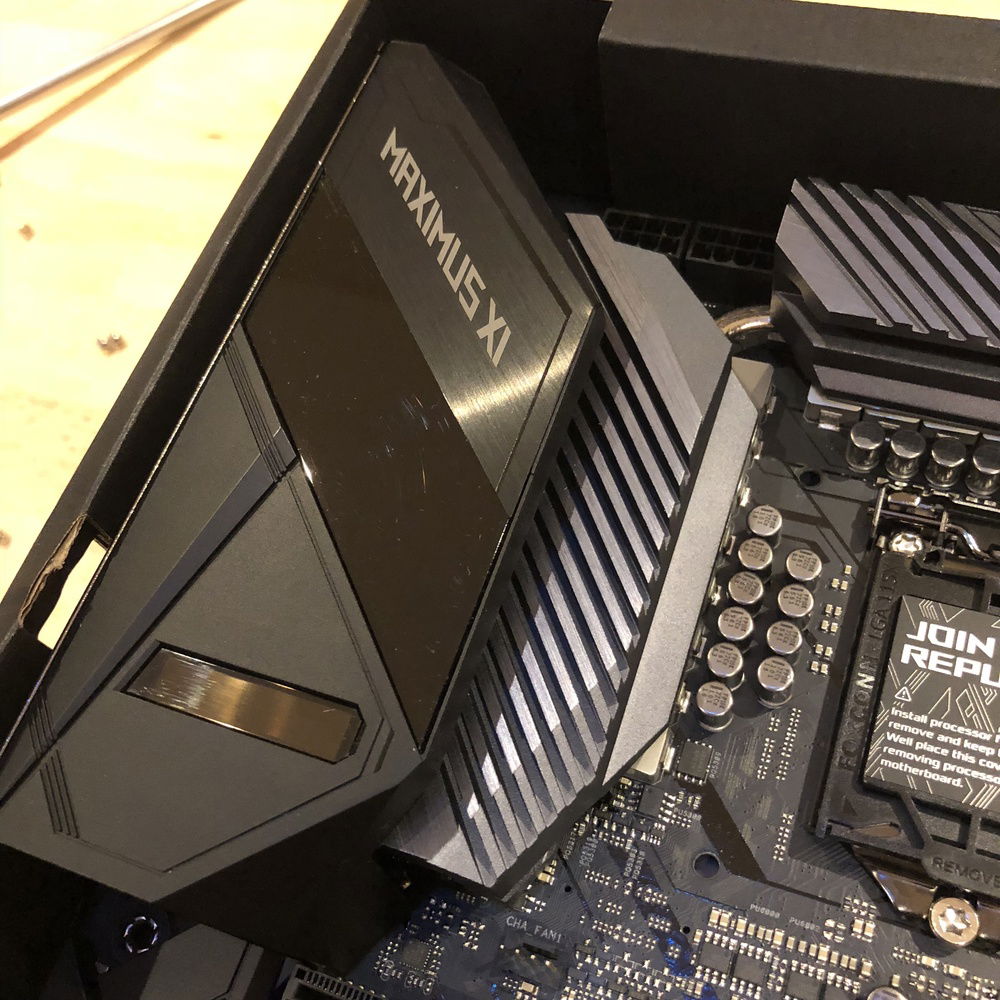 Maximus XI Extreme- with mini OLED screen for clock speeds or custom images