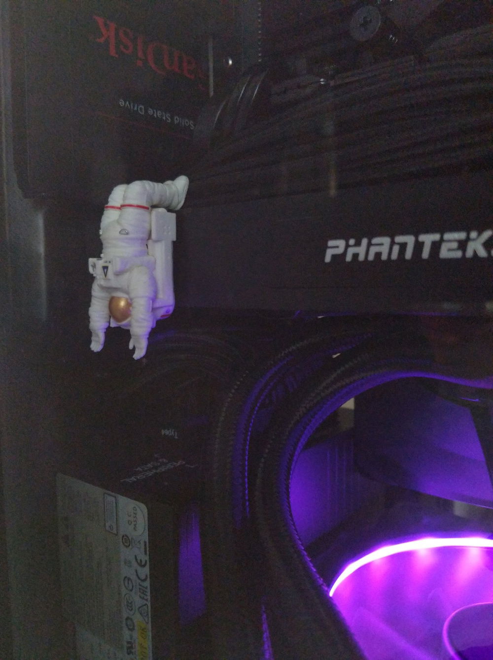 Spaceman just hangin out :^)