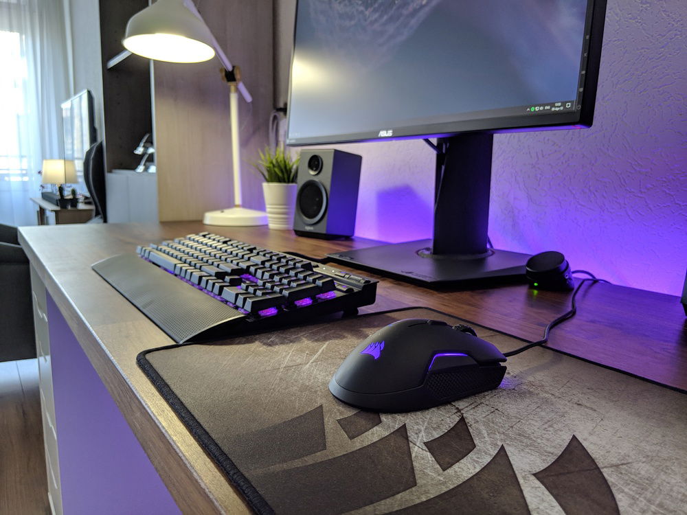 Different angle of the desk top. It's a bit plain but I'll be adding my model car collection to it. I'll keep it to a max of 10 vehicles on the desk as they're small 1/64 scale but I don't want it to become too much. I have a separate spot in the room for more.