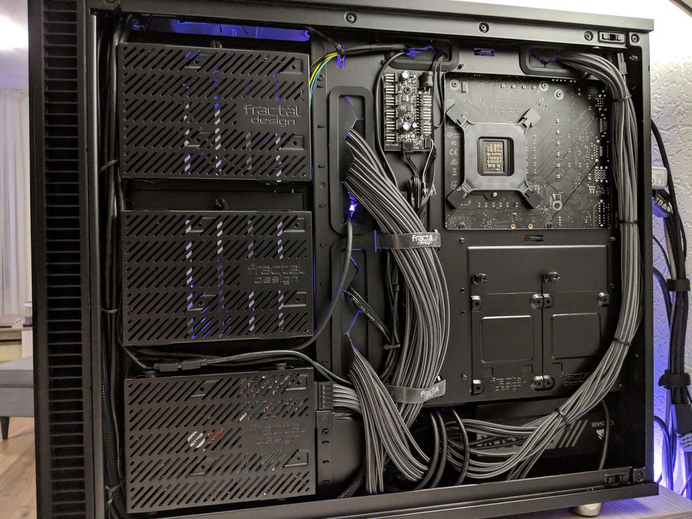 So this was my first cable management attempt for the build. While I was happy with the way the 8+4 pin EPS connectors ended up the middel part looked like a mess to me. Part of that had to do with the RGB and fan cables for the Cooler Master fans. Once those got replaced that helped a lot. I also removed the fan hub later on and redid the routing of the 24 pin and 2x 8 pin cables for the gpu.