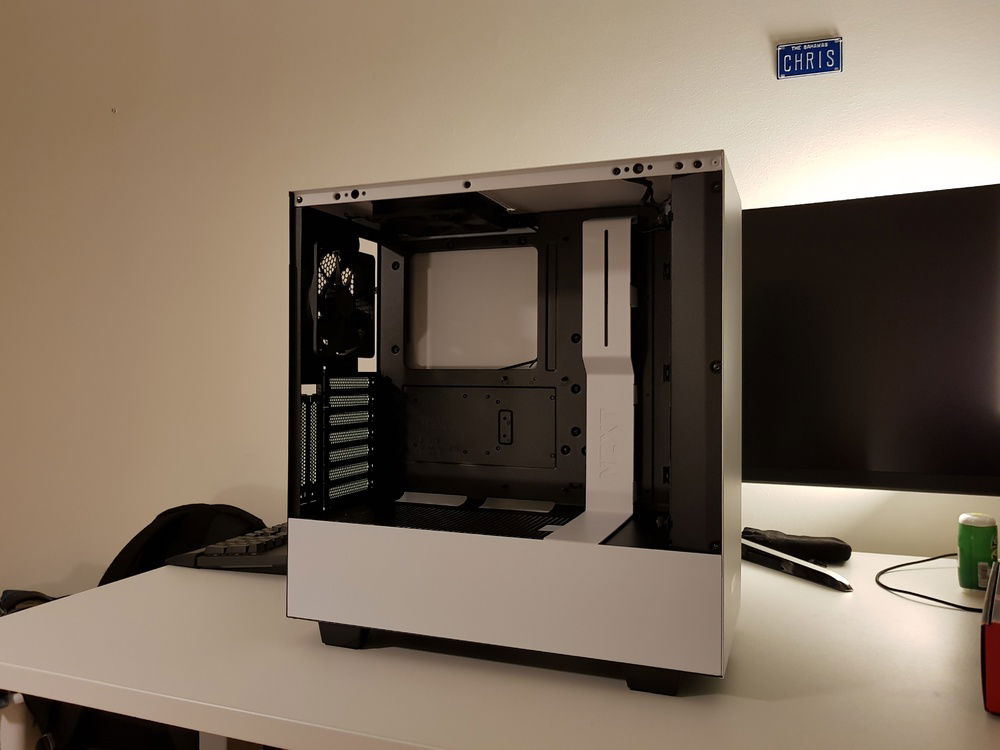 The H500i is a beautiful case with no unnecessary details, fitting me and my style very well.