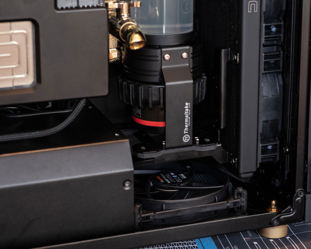 Some additional air and EK's top solution for mounting pumps.