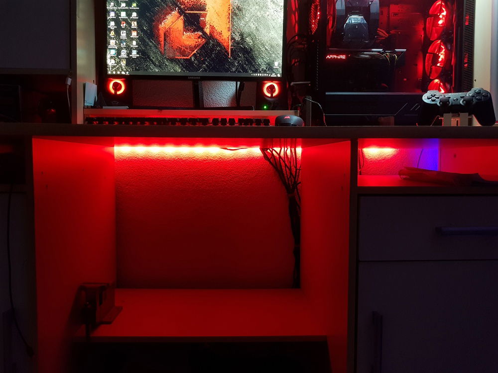 Cablemanagement under Desk