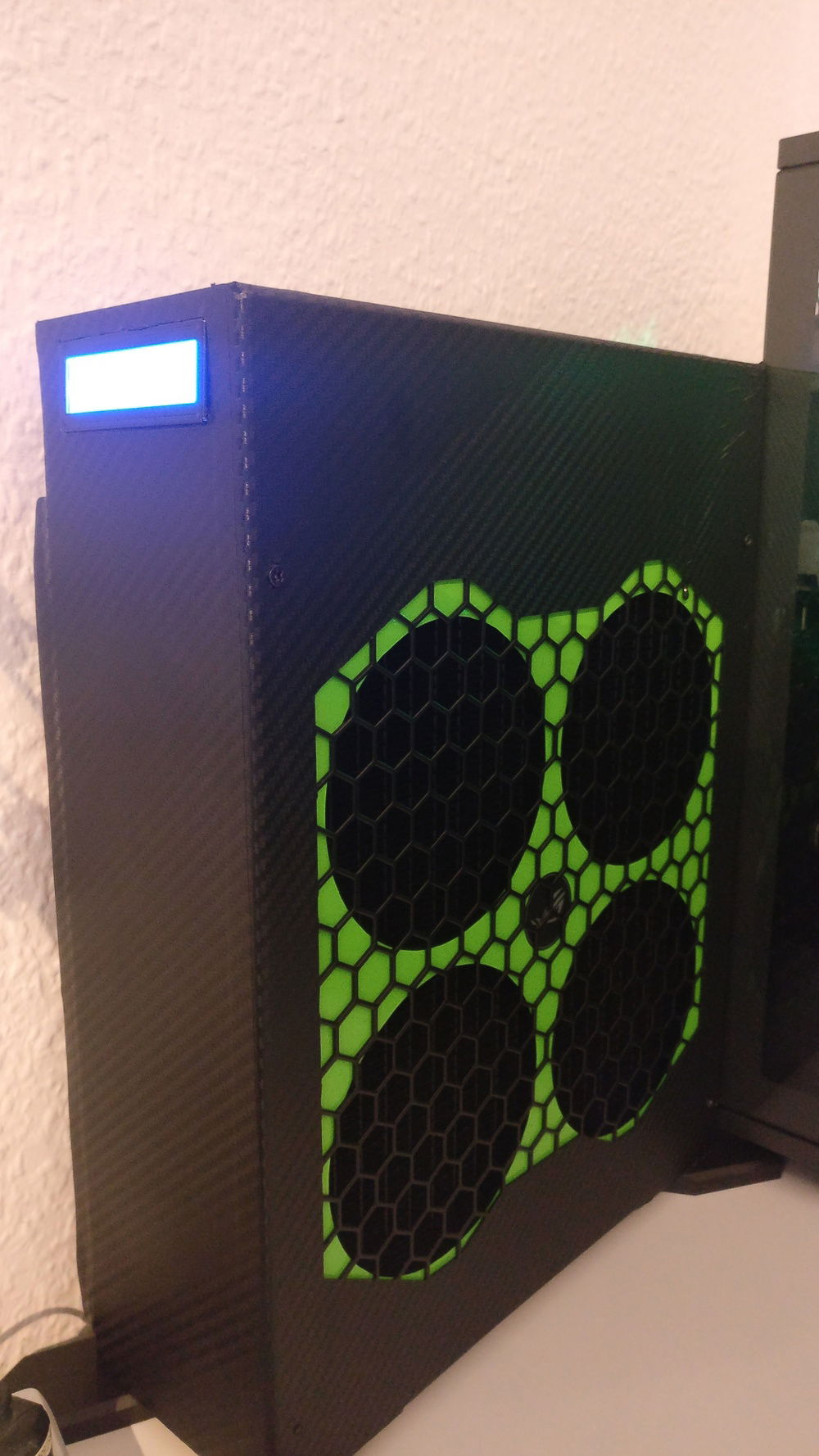 So adding an external 560mm radiator should solve the issue.
External radiator featuring Arduino Controller for fan controll, LCD display for showing water and air temps, QD tubes for better handling, and outside carbon fibre and inside green painting.