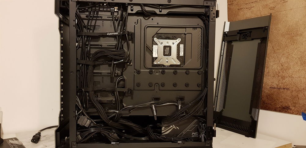 A start at cable management not the best but didn't want to filled the everything up until build complete still mulling over some custom cables etc but doors make it look pretty good and functional as in next photo.