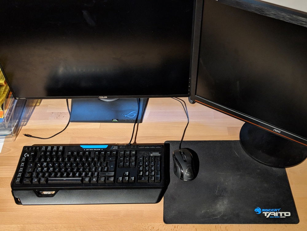 On the Desk I only have 3 Cables:
Mouse Cable,
Keyboard Cable,
USB-C Cable to connect my phone to my PC