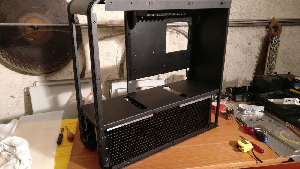 And the guide for the MB-Tray is sitting nicely on top of the midplate. Turned out exactly how I planned.