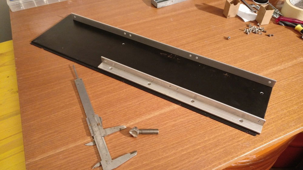 To get the radiators in I mounted those L-Profiles on the bottom plate. Took a lot of measuring.