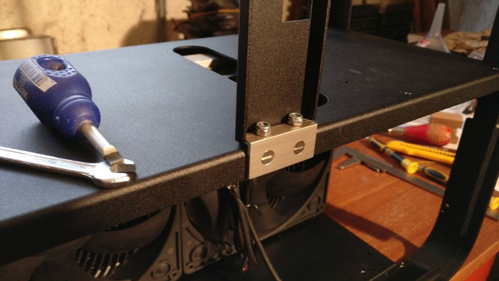 Here's the connection between the MB-Tray guide and the midplate.