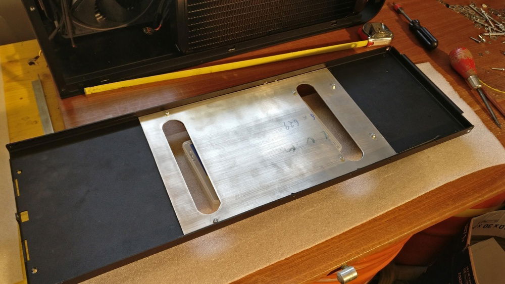 An adapter plate to connect the midplate with the two radiators.