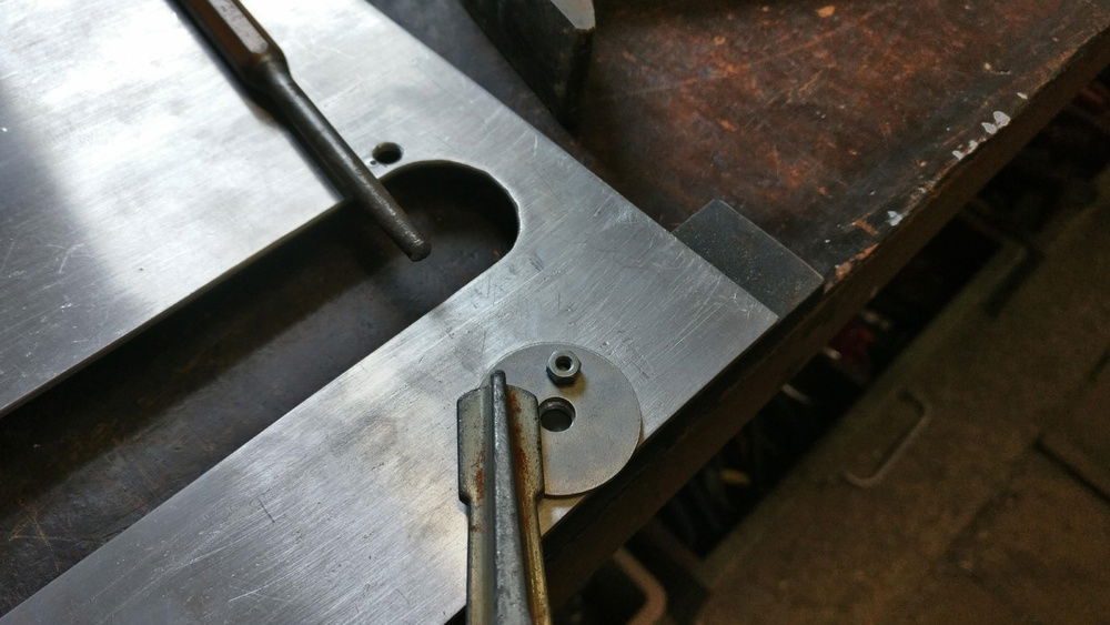 There already are holes in the midplate I wanted to use. So I pressed nuts in this adapterplate. That way I can fixate the thing with screws from above.