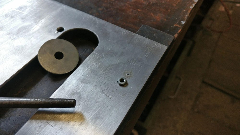 The washer was just a guide for the nut when i hammered it in a bit.