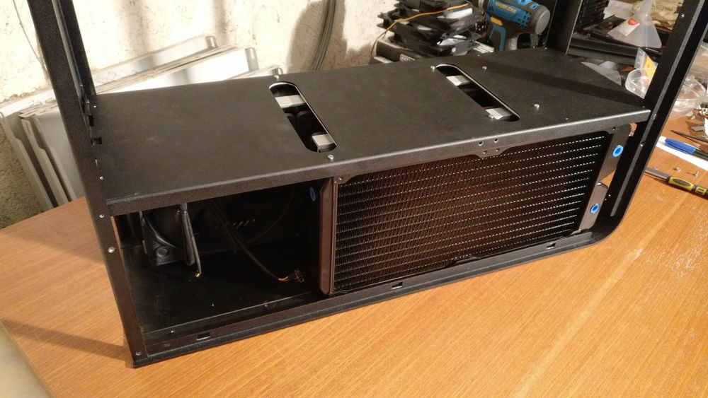 Now i can put screws through the midplate to connect it with the radiators. That gives the case a lot more stability.