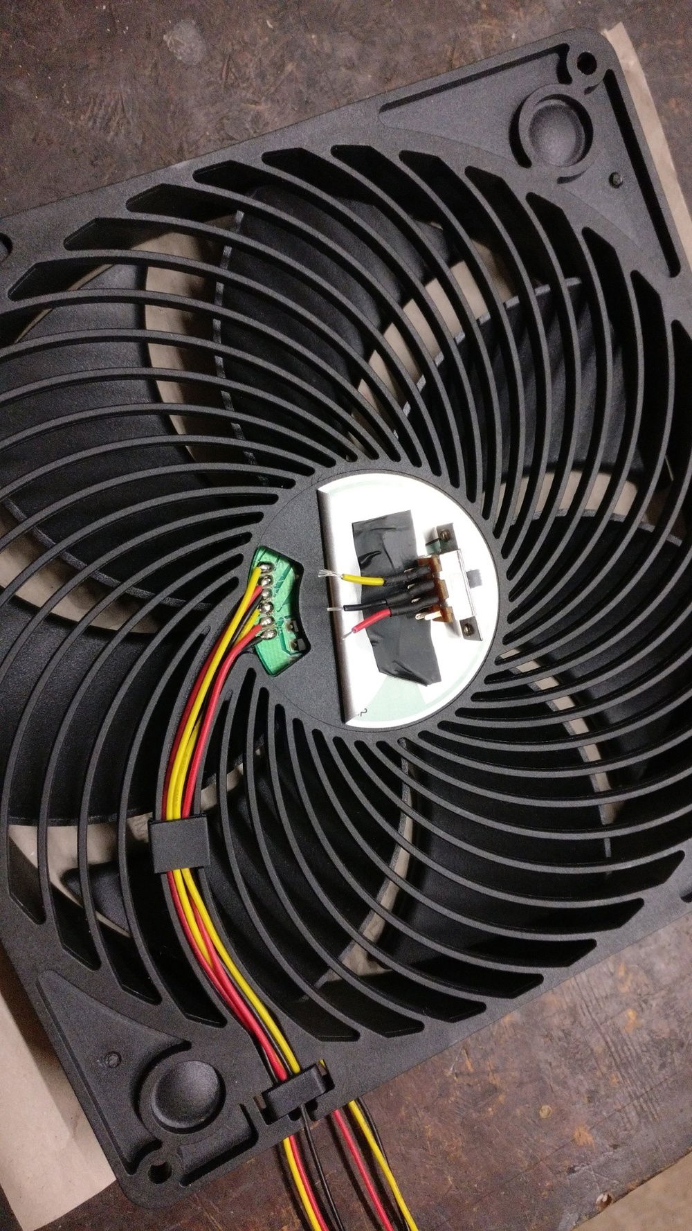 To get rid of the mess with the fan-cables i detatched the switches...