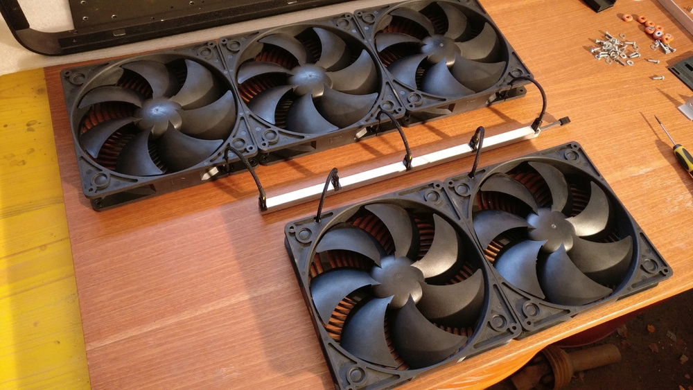 Final test before putting it into the case. Everything good to go. :)