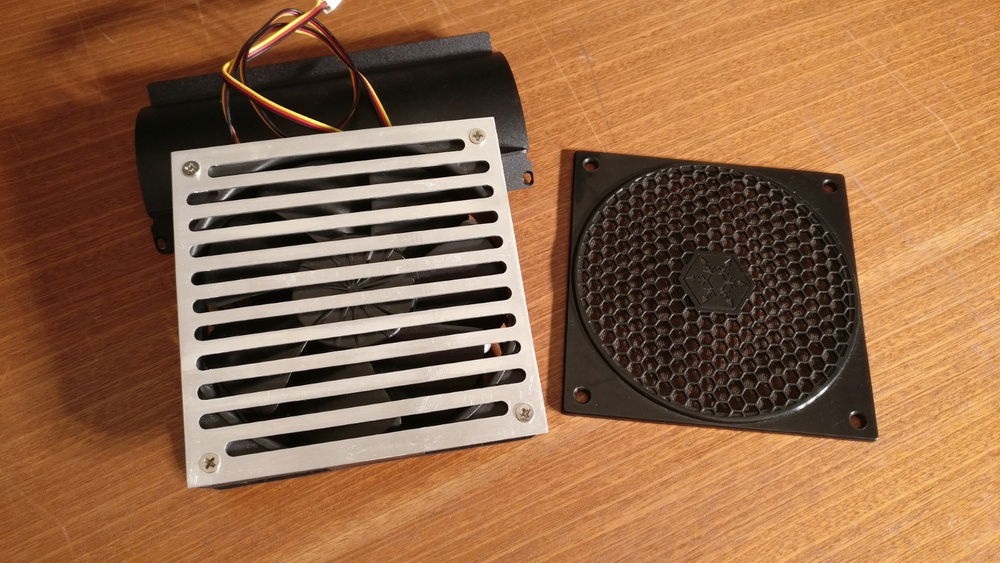 There is a 120mm fan next to the IO-Shield. That one got a blind too.