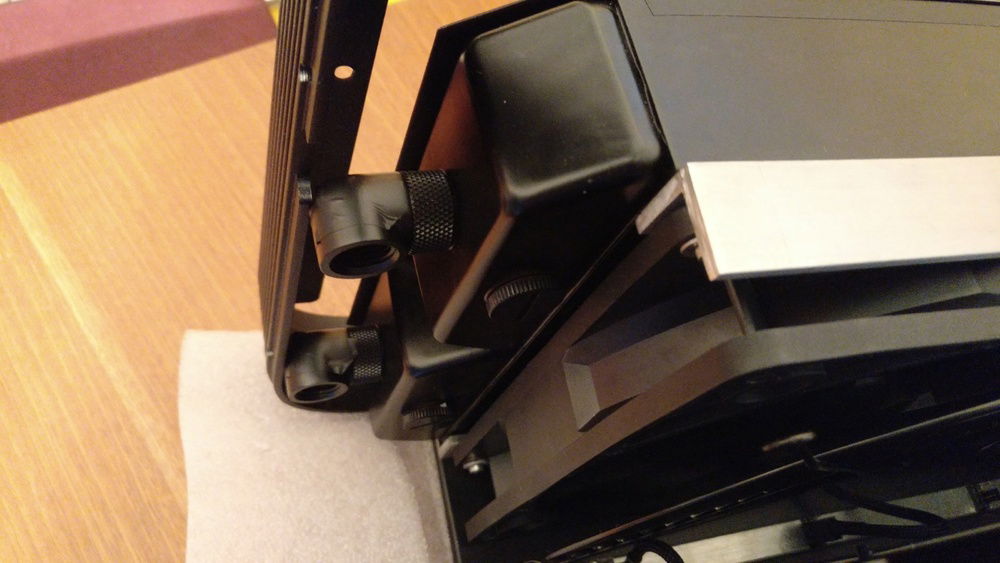 Got my order from Mizu-Cooling and with it came all the fittings from Barrow. That's a thight fit, I'm glad that I measured correctly. :)