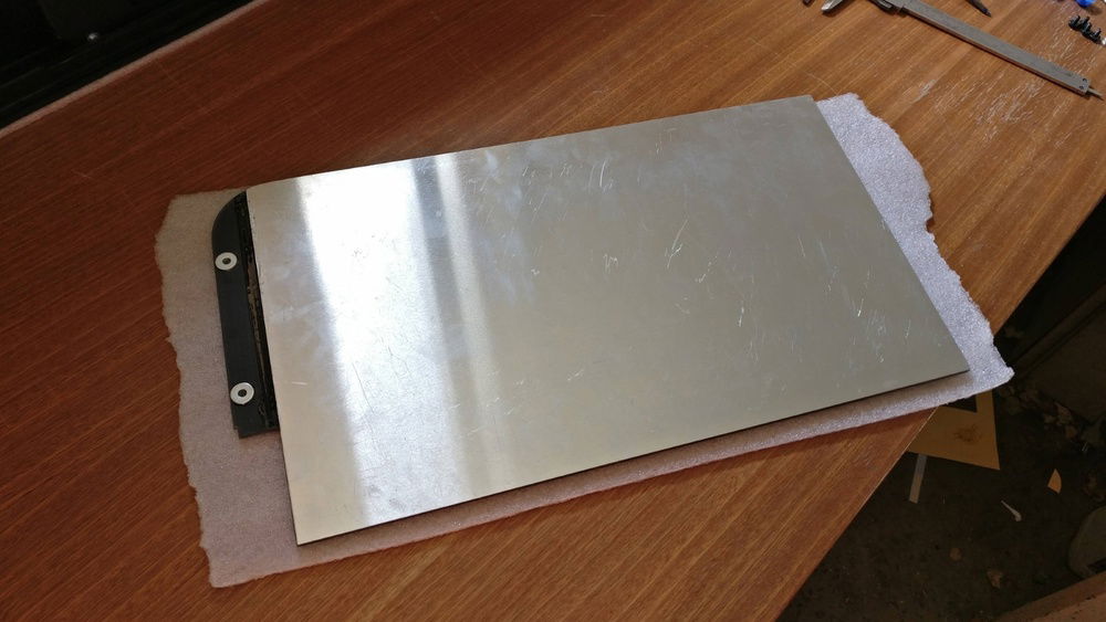 I finally got to make this plate which is glued to the acryl cover next to the MB-Tray.