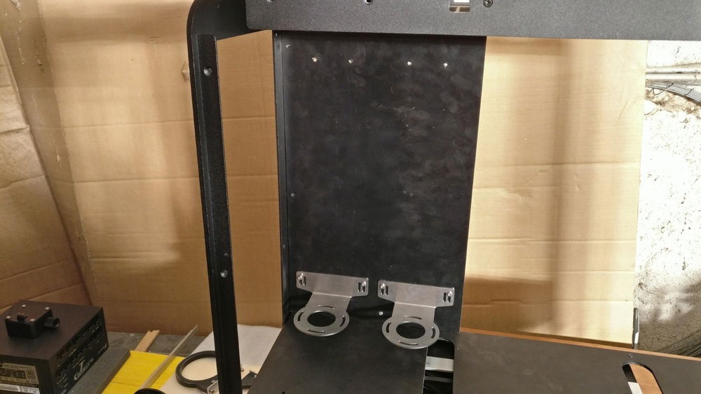 Front view with the bottom holders of the reservoirs.