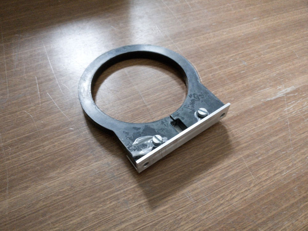 I didn't trust the little screw to hold anything, so i modified the part a bit. Now it doesn't wobble around anymore.