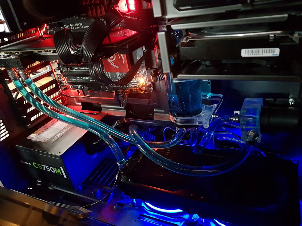 A picture of the watercooling loop. Have changed some things like the radiator, fans to the radiator, and I connected the pump and reservoir together instead of having a tube with high risk of kinking (which is mainly why I changed it).