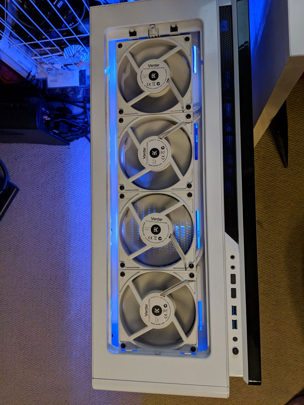 Mesh cover hides these little gems very well - 4 120mm fans mounted in pull config on top of 480mm radiator