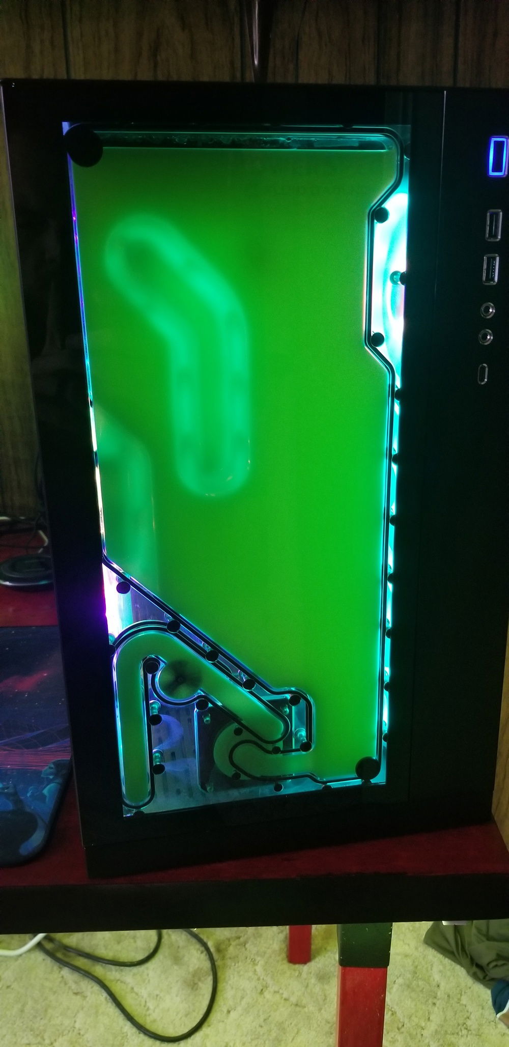 This is the front of the case the front panel acts as a reservoir and the pump