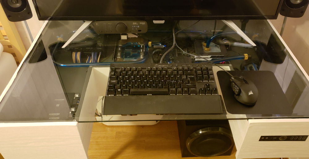 The finished result. You can also notice the Logitech Z906 front and sub.