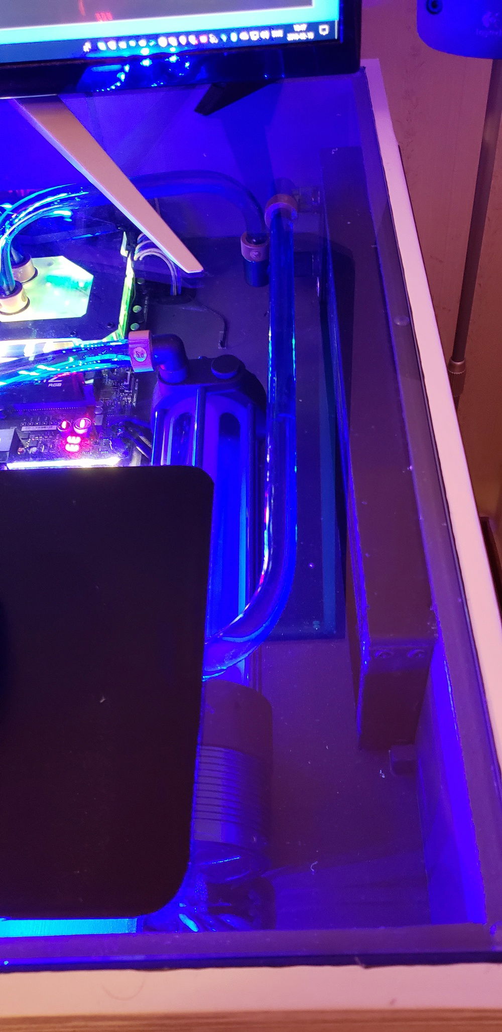 Right inside with the Monsoon reservoir and pump combo, the EKWB radiator and fans are mounted in the same way as on the left side.