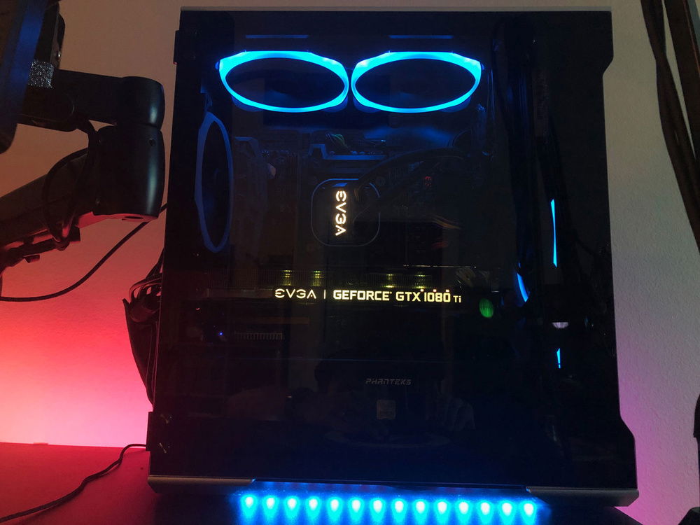 Perimeter lights remain blue when idle. But shift to gold when at operating temperatures. Finally shifting to red in overheat conditions.