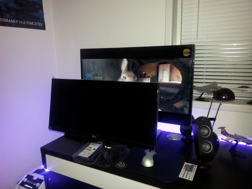 My old LG 25" 25UM65-P compared to the AOC 31'5 Q3279VWF