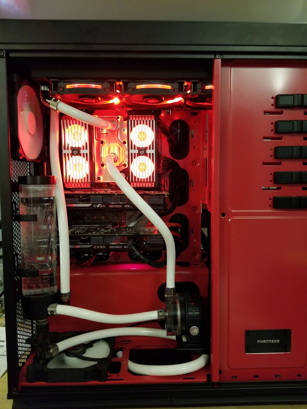 Side panel off, loop running, drain port at bottom for easy maintenance.
EKWB PE 360 rad, with push-pull fans.