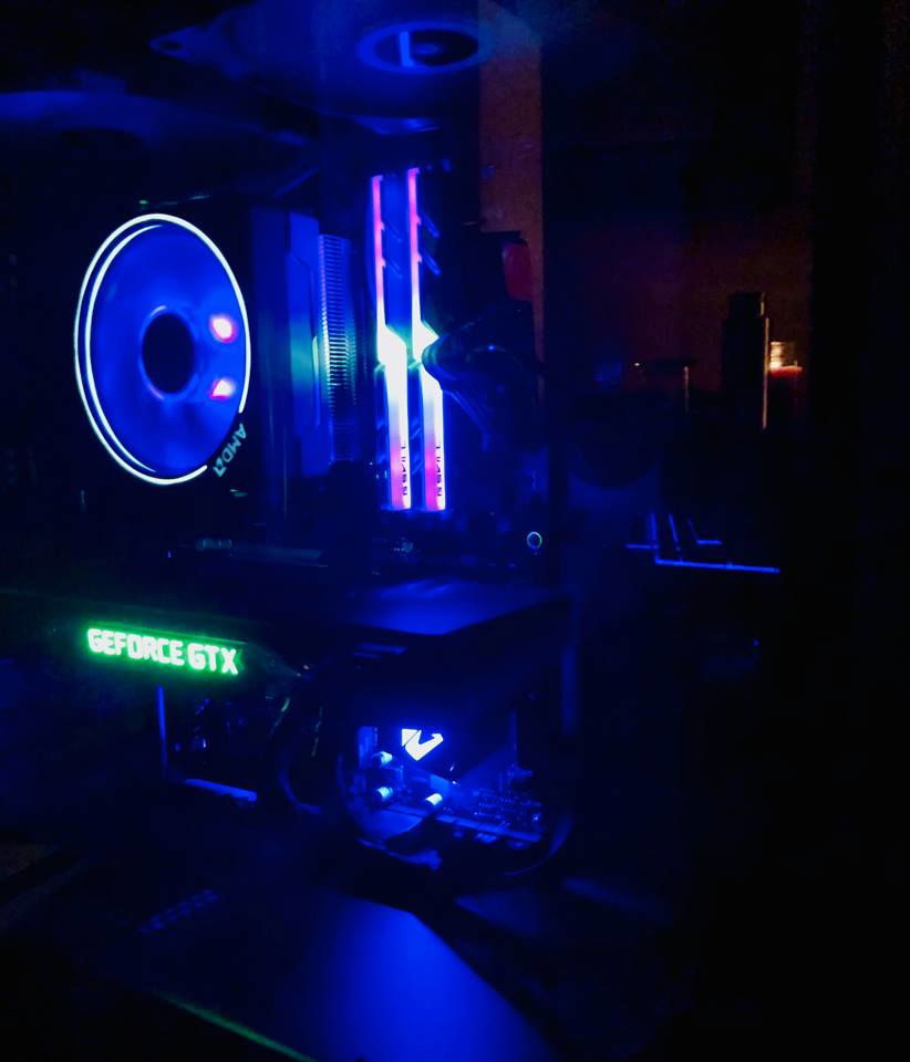 Some lighting going on, still waiting on china for my Corsair RGB controller, 3x SP120 RGB in there that arent lit up.