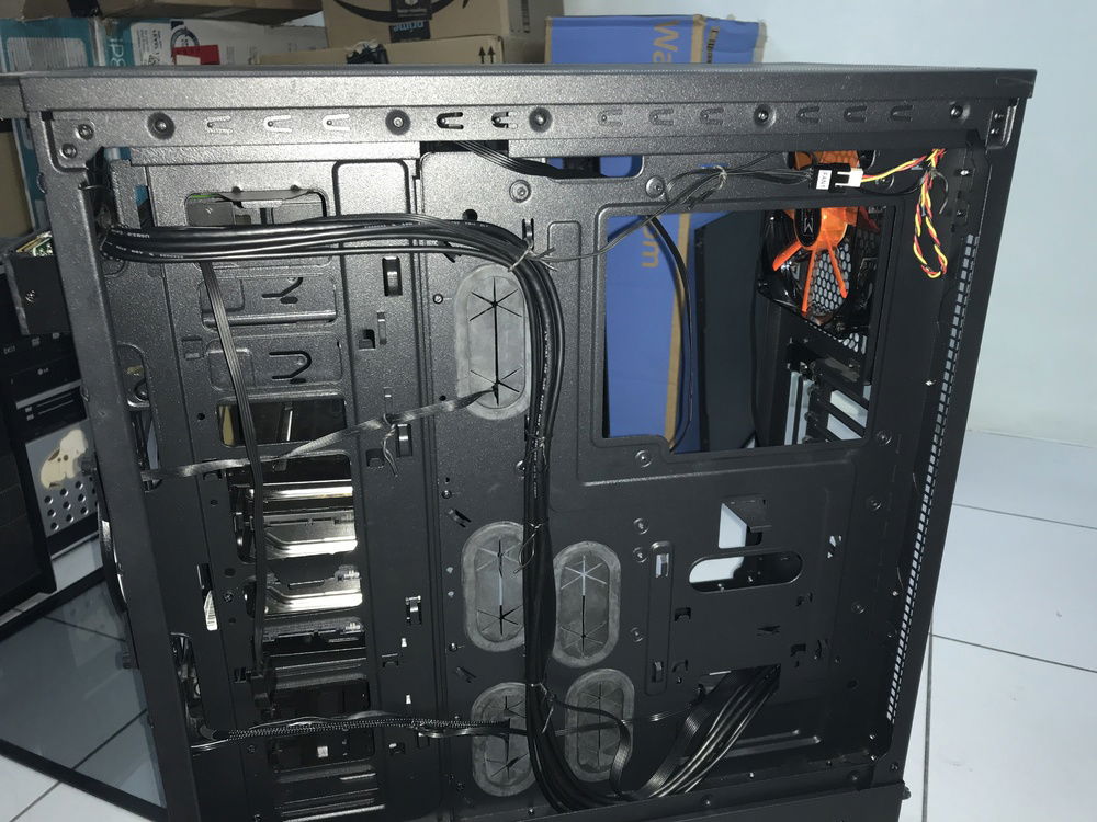 The back side of the case. Some tidying up work, but now has less cables because most of the fan cables to the Commander FT now goes through the front