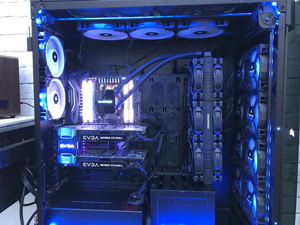 The current insides of the rig, when finished cable management will be sorted