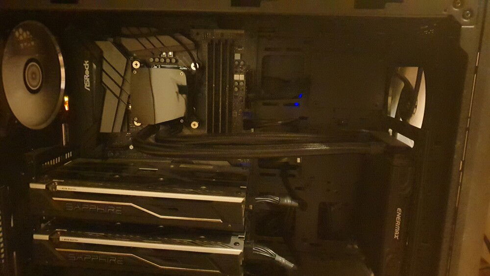 The hight of this system, two RX 480 for amazing results in supported games, most games were unsupported though. At this Point i was already tired of the green LEDs.