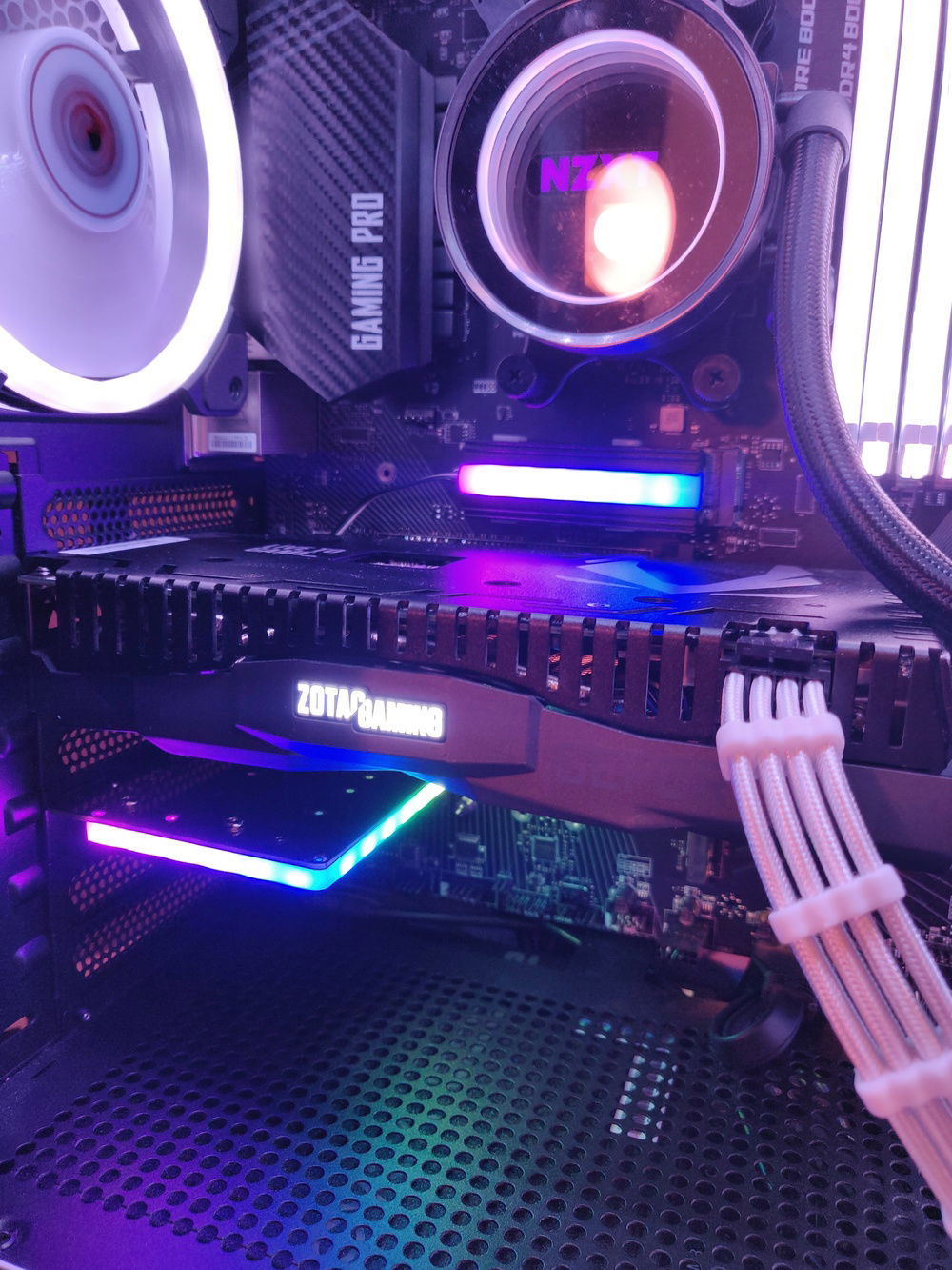 Love the way that RGB highlights both the backplate and the front shroud of the RTX 2070 from Zotac. Such an attractive card, made all the nicer by that hint of reflected RGB.