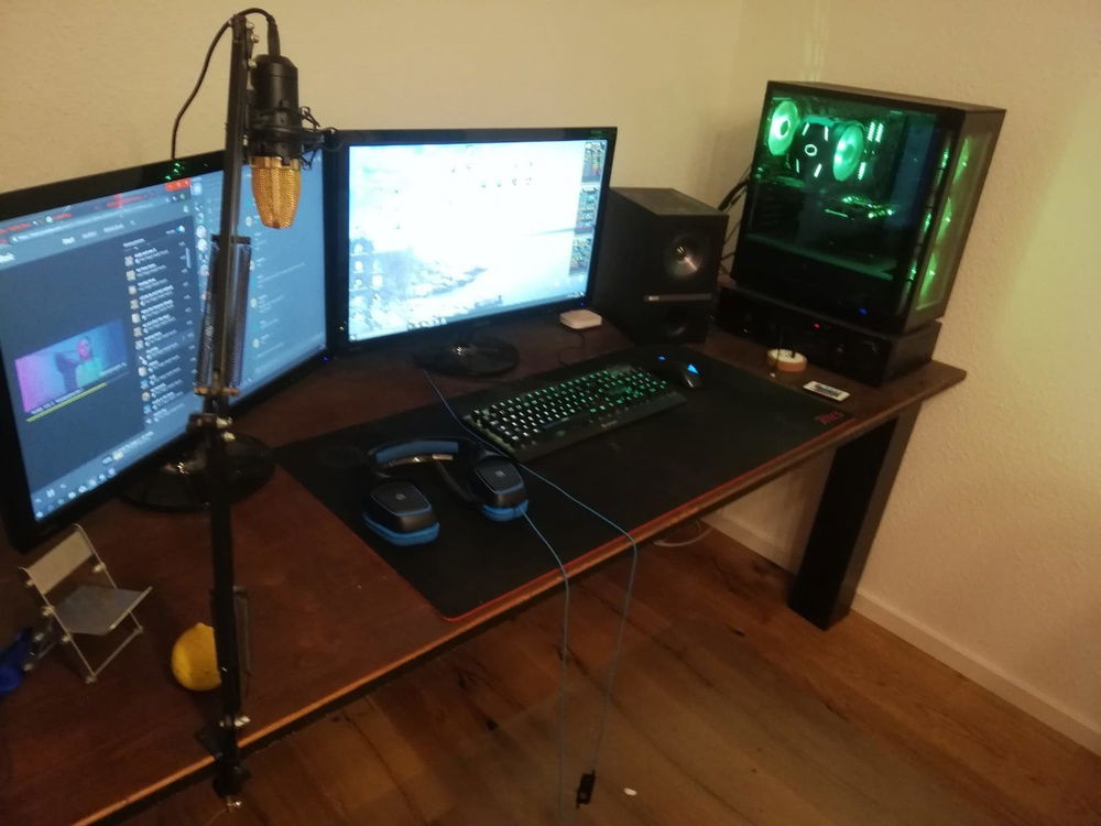 And a better shot of the table i built myself :D