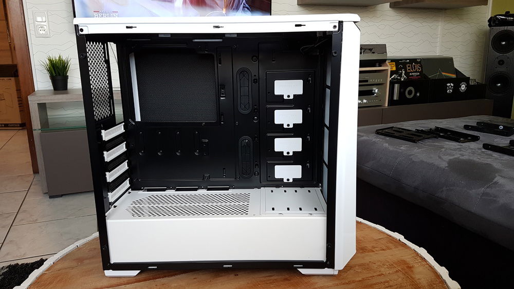 The P400s Case is a combination of two Color Versions. I actually was crazy anough to buy two of them and combine them to one case two have black and white colors outside and inside.