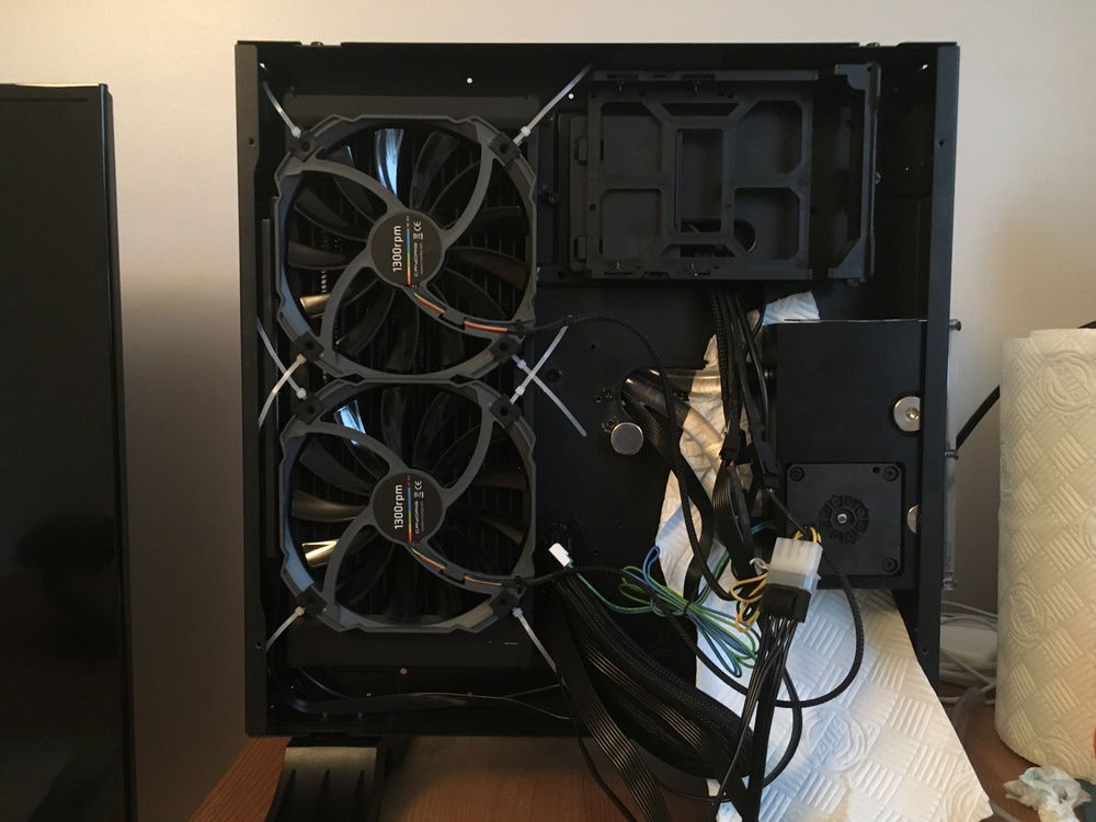 Unfinished behind the scenes of the PC. Not much in the way of cable management... You can see the pump/reservoir combo unit ti the right and the radiator and low profile fans to the left.
