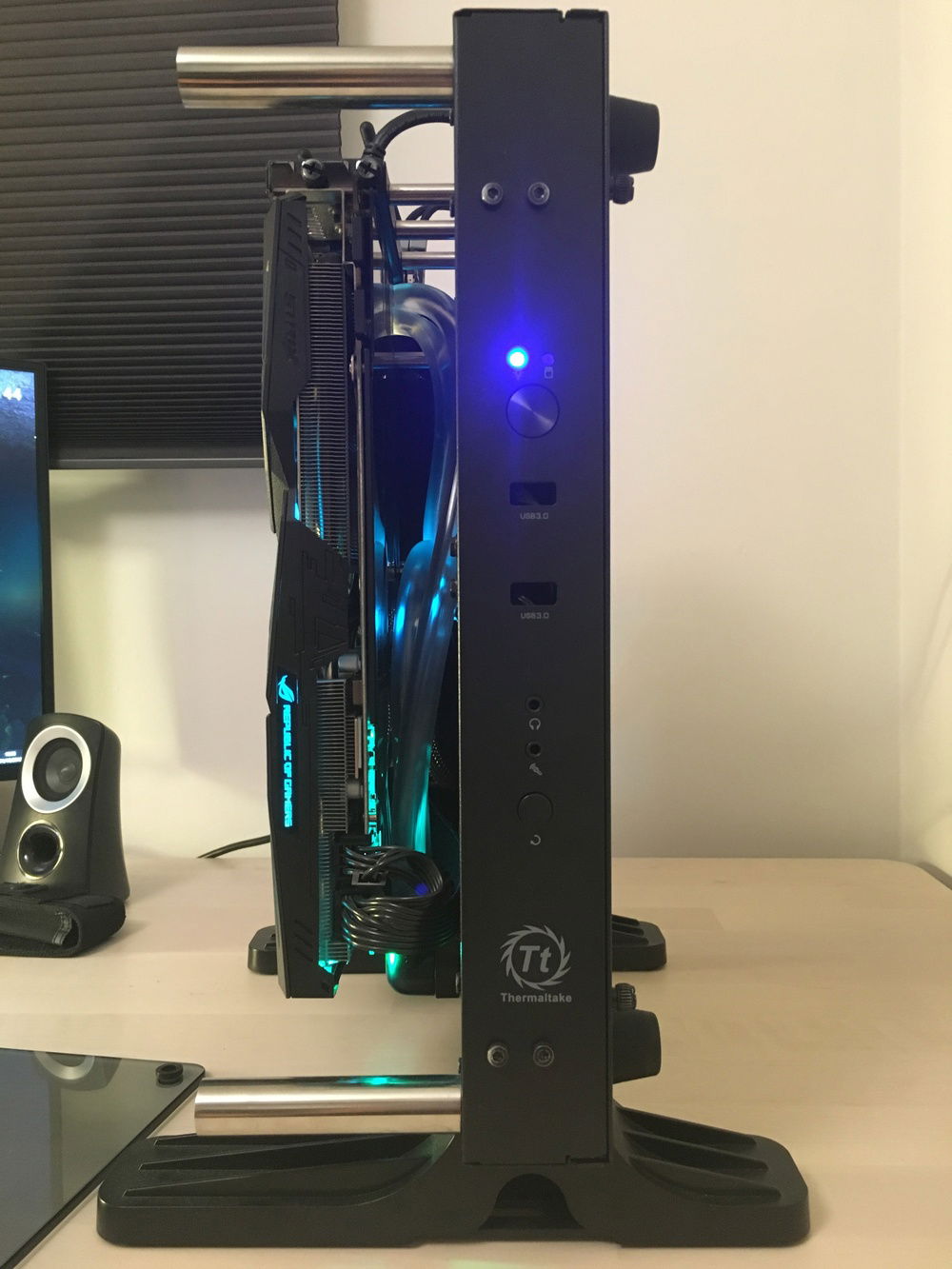 Side view showing the back panel is on and the radiator, fans, pump and reservoir are all contained within the black housing of the case. Very neat.