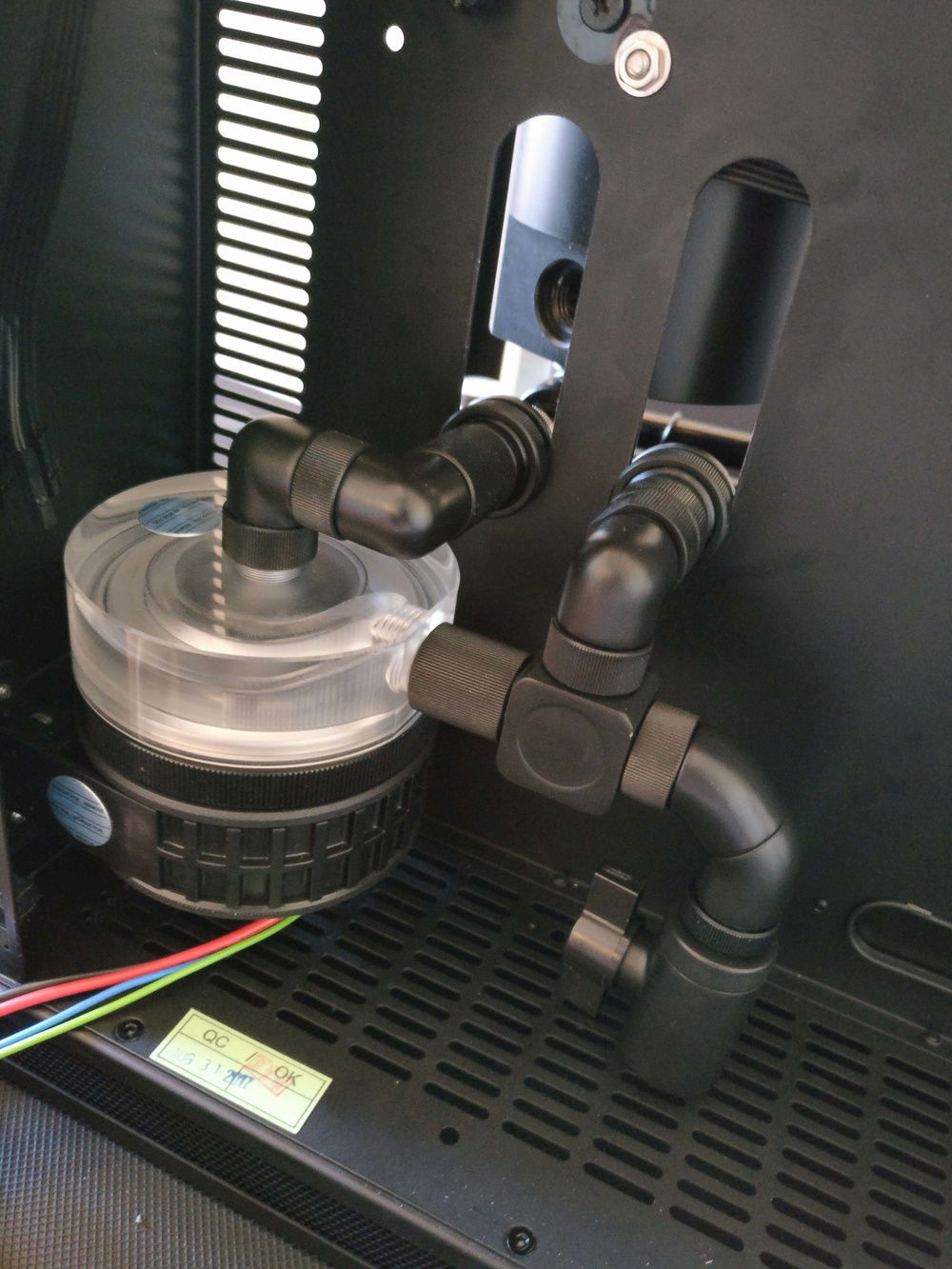 Pump and drain in the rear compartment with no drilling needed