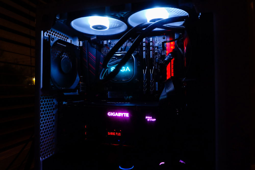 Taking long exposition shot of you build at night is hard, ok?