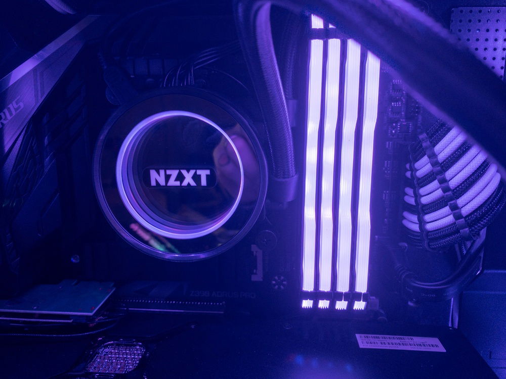 Closer look at the infinity mirror AIO block, the 64GB of ram, and the black/white sleeves from CableMod