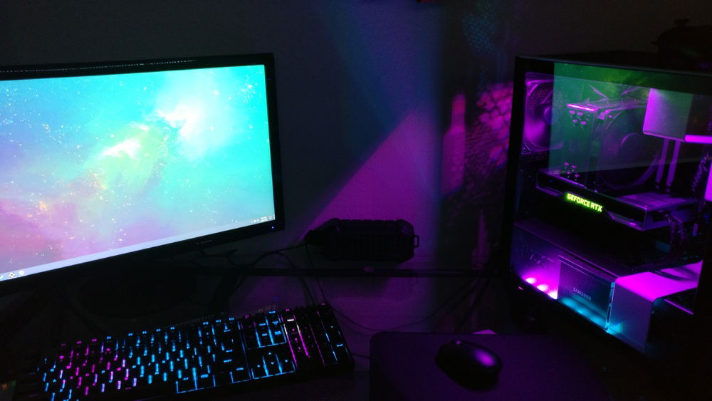 Full setup with matching wallpaper and keyboard color scheme.