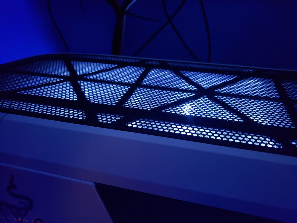 Top kinda showing the 2 140mm white fans